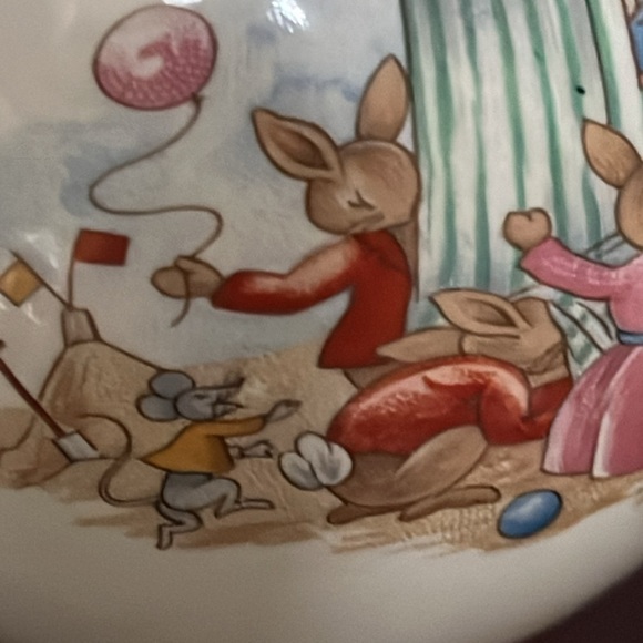Royal Doulton Bunnykins Bank with Puppet Show & Bunny Rabbit Audience - Picture 5 of 12